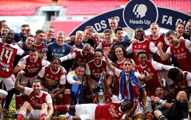 记者谈Yagao暂时顶替Scout参赛：拳头这已经属于放海了，顶格优待!!!!