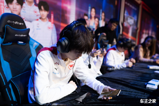 Bilibili Gaming official shared photos： knight went to participate in the City Hero Contest