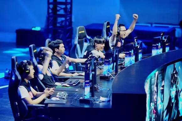 LNG Esports 官方：与团队打野选手 Weiwei 续约成功；